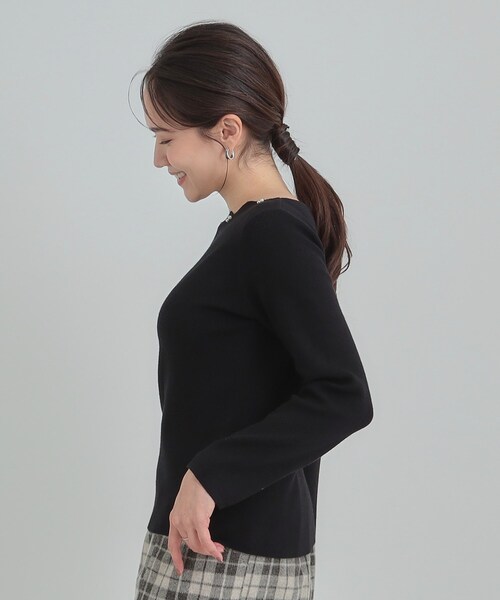 DRESKIP(ドレスキップ)の「【洗濯機可/S-LL】スカラップネックが上品な ビジュー付きニット(ニット/セーター・レディース・オフホワイト/ベビーピンク/ブラック・01/02/03/04)」の5枚目の写真