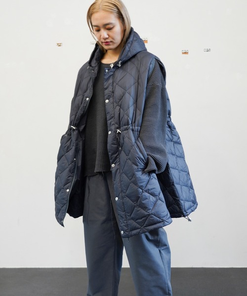 TAION(タイオン)の「TAION / タイオン CITY DOWN CAPE (TAION-CPCI) シティ ダウンケープ レディース(ダウンジャケット/コート・レディース・チャコールグレー/ベージュ/ダークネイビー/ブラック・ONE SIZE)」の8枚目の写真