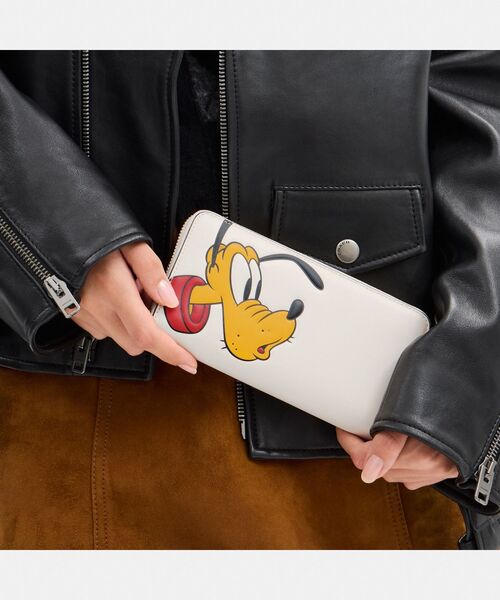 Disney(ディズニー)の「【DISNEY X COACH】エッセンシャル アコーディオン ジップ ウォレット / プルート(財布・レディース・ホワイト系その他・ONE)」の4枚目の写真
