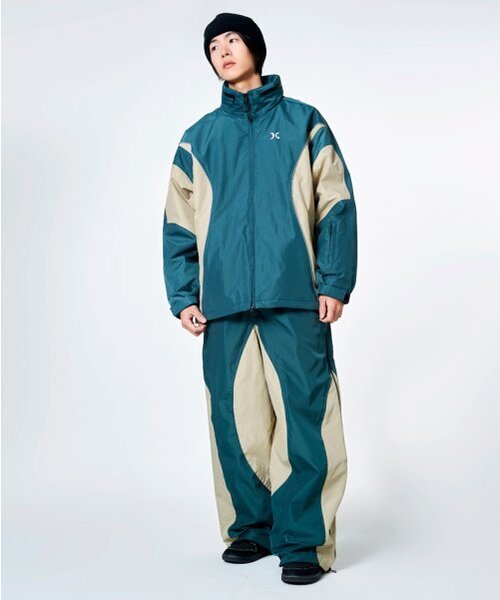 DOLL OUTERWEAR（ドラ アウターウェア）の「[DOLL x FOGUS]コラ スノーボードウェアセット（ジャケット&パンツ）ベージュグリーン 男女共用（セットアップ・レディース・その他・XX-LARGE/LARGE/MEDIUM/SMALL/X-LARGE）」の2枚目の写真