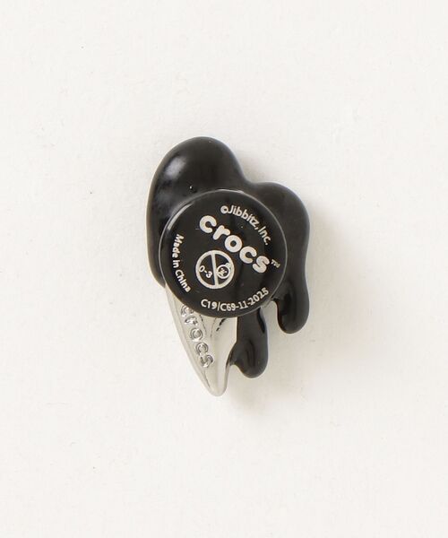 crocs(クロックス)の「crocs Silver and Black Enamel Heart / クロックス シルバーアンドブラックエナメルハート(シューズアクセサリー・レディース・マルチ・FREE)」の2枚目の写真