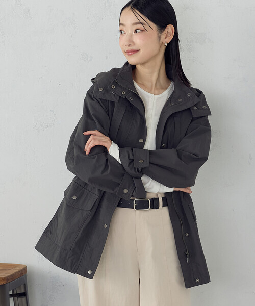 COMME CA ISM(コムサイズム)の「マウンテンパ-カ-(マウンテンパーカー・レディース・ベージュ/カーキ/チャコール・X-LARGE/LARGE/MEDIUM/SMALL)」の2枚目の写真