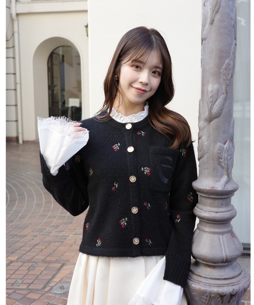 EIMY ISTOIRE（エイミーイストワール）の「Attachedcollrフラワーモチーフカーディガン（ノーカラージャケット・レディース・ホワイト/ブラック・F）」の2枚目の写真