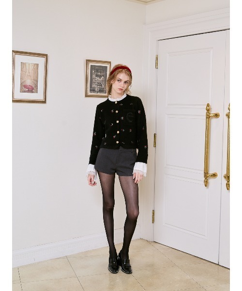 EIMY ISTOIRE（エイミーイストワール）の「Attachedcollrフラワーモチーフカーディガン（ノーカラージャケット・レディース・ホワイト/ブラック・F）」の4枚目の写真