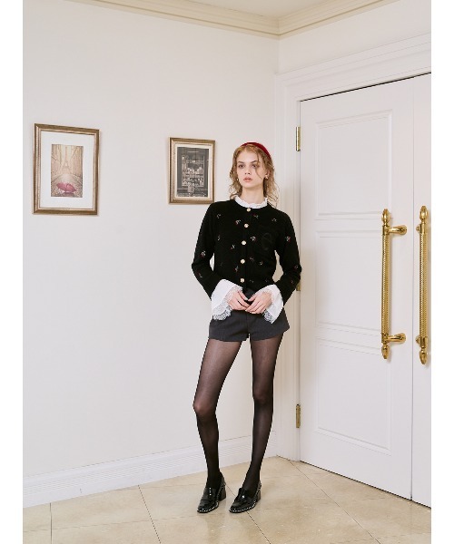 EIMY ISTOIRE（エイミーイストワール）の「Attachedcollrフラワーモチーフカーディガン（ノーカラージャケット・レディース・ホワイト/ブラック・F）」の5枚目の写真