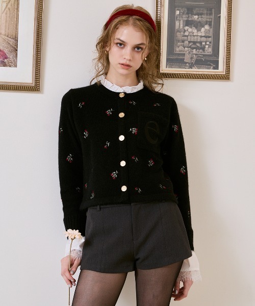 EIMY ISTOIRE（エイミーイストワール）の「Attachedcollrフラワーモチーフカーディガン（ノーカラージャケット・レディース・ホワイト/ブラック・F）」の6枚目の写真