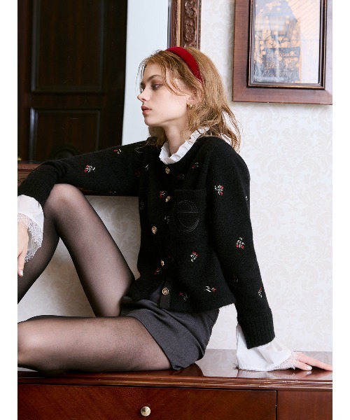EIMY ISTOIRE（エイミーイストワール）の「Attachedcollrフラワーモチーフカーディガン（ノーカラージャケット・レディース・ホワイト/ブラック・F）」の9枚目の写真
