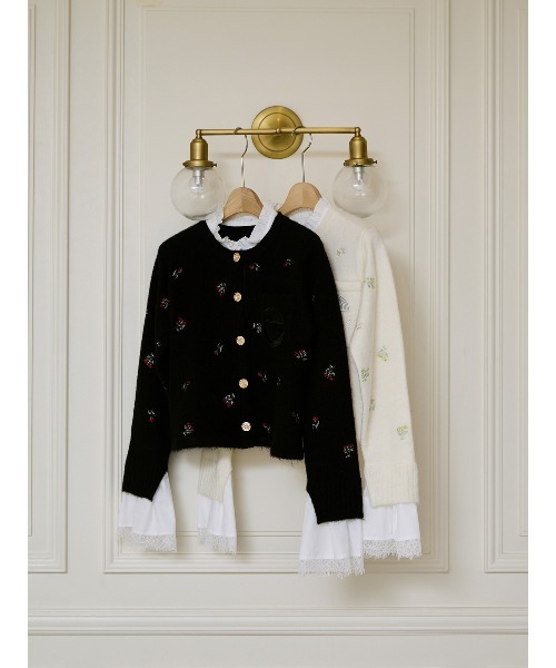 EIMY ISTOIRE（エイミーイストワール）の「Attachedcollrフラワーモチーフカーディガン（ノーカラージャケット・レディース・ホワイト/ブラック・F）」の17枚目の写真