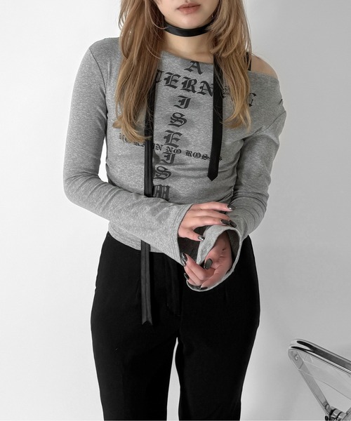 jiasecond.(ジアセカンド)の「【jiasecond.】ゴシックロゴデザイントップス / トップス カットソー Tシャツ 長袖 コンパクト オフショル ゴシック ロゴ シャーリング グレー ホワイト ZOZOTOWN限定(Tシャツ/カットソー・レディース・グレー/ホワイト・FREE)」の1枚目の写真