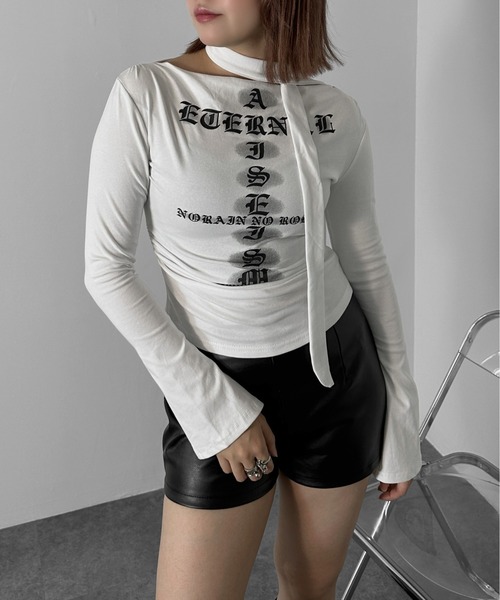 jiasecond.(ジアセカンド)の「【jiasecond.】ゴシックロゴデザイントップス / トップス カットソー Tシャツ 長袖 コンパクト オフショル ゴシック ロゴ シャーリング グレー ホワイト ZOZOTOWN限定(Tシャツ/カットソー・レディース・グレー/ホワイト・FREE)」の3枚目の写真
