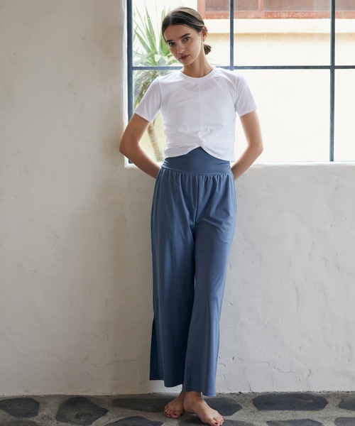 Julier Yoga and Relax(ジュリエヨガアンドリラックス)の「Julier アクティブフローコンパクトTシャツ(Tシャツ/カットソー・レディース・ブラック/ブルー/ホワイト・1/0)」の8枚目の写真