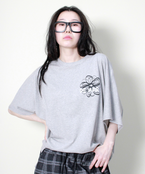 DEMARC(ドゥマーク)の「ミディアムフィット フレンチスリーブ チェストフラワー 半袖Tシャツ グレー(Tシャツ/カットソー・レディース・その他・ONE SIZE)」の1枚目の写真