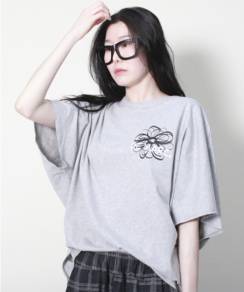 DEMARC(ドゥマーク)の「ミディアムフィット フレンチスリーブ チェストフラワー 半袖Tシャツ グレー(Tシャツ/カットソー・レディース・その他・ONE SIZE)」の2枚目の写真