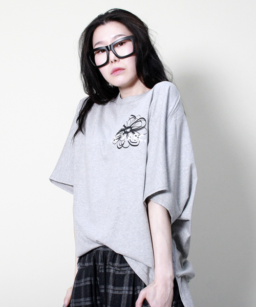 DEMARC(ドゥマーク)の「ミディアムフィット フレンチスリーブ チェストフラワー 半袖Tシャツ グレー(Tシャツ/カットソー・レディース・その他・ONE SIZE)」の3枚目の写真