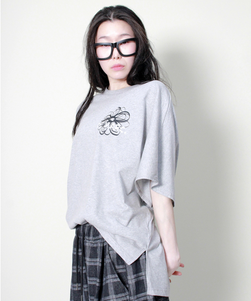 DEMARC(ドゥマーク)の「ミディアムフィット フレンチスリーブ チェストフラワー 半袖Tシャツ グレー(Tシャツ/カットソー・レディース・その他・ONE SIZE)」の4枚目の写真