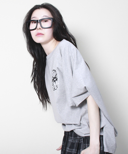 DEMARC(ドゥマーク)の「ミディアムフィット フレンチスリーブ チェストフラワー 半袖Tシャツ グレー(Tシャツ/カットソー・レディース・その他・ONE SIZE)」の5枚目の写真