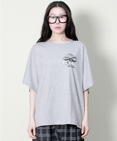 DEMARC(ドゥマーク)の「ミディアムフィット フレンチスリーブ チェストフラワー 半袖Tシャツ グレー(Tシャツ/カットソー・レディース・その他・ONE SIZE)」の6枚目の写真