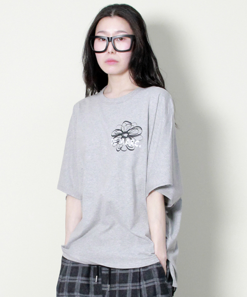 DEMARC(ドゥマーク)の「ミディアムフィット フレンチスリーブ チェストフラワー 半袖Tシャツ グレー(Tシャツ/カットソー・レディース・その他・ONE SIZE)」の7枚目の写真