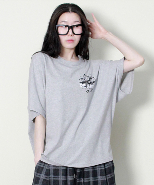 DEMARC(ドゥマーク)の「ミディアムフィット フレンチスリーブ チェストフラワー 半袖Tシャツ グレー(Tシャツ/カットソー・レディース・その他・ONE SIZE)」の8枚目の写真