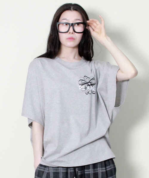 DEMARC(ドゥマーク)の「ミディアムフィット フレンチスリーブ チェストフラワー 半袖Tシャツ グレー(Tシャツ/カットソー・レディース・その他・ONE SIZE)」の9枚目の写真