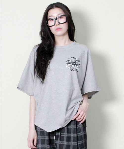 DEMARC(ドゥマーク)の「ミディアムフィット フレンチスリーブ チェストフラワー 半袖Tシャツ グレー(Tシャツ/カットソー・レディース・その他・ONE SIZE)」の10枚目の写真