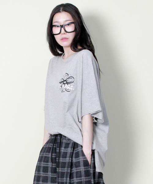 DEMARC(ドゥマーク)の「ミディアムフィット フレンチスリーブ チェストフラワー 半袖Tシャツ グレー(Tシャツ/カットソー・レディース・その他・ONE SIZE)」の12枚目の写真