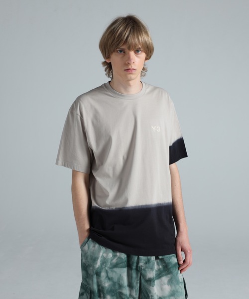Y-3(ワイスリー)の「Y-3 DIPPED REGULAR SHORT SLEEVE TEE(Tシャツ/カットソー・メンズ・ライトブラウン・X-SMALL/XX-SMALL/LARGE/MEDIUM/SMALL/XX-LARGE/X-LARGE)」の1枚目の写真