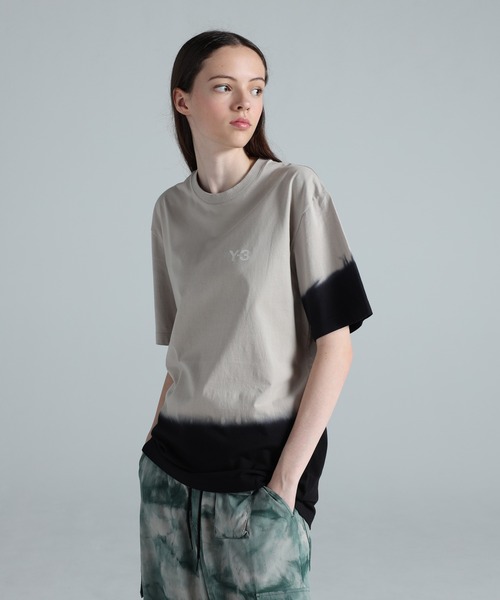 Y-3(ワイスリー)の「Y-3 DIPPED REGULAR SHORT SLEEVE TEE(Tシャツ/カットソー・メンズ・ライトブラウン・X-SMALL/XX-SMALL/LARGE/MEDIUM/SMALL/XX-LARGE/X-LARGE)」の4枚目の写真