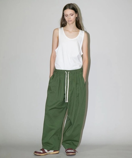 my beautiful landlet(マイビューティフルランドレット)の「【my beautiful landlet】COTTON & POLYESTER × SWEAT WIDE EASY PANTS(その他パンツ・メンズ・グリーン/ブラック/キナリ・1/2/0)」の18枚目の写真