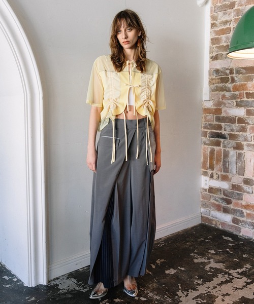 AULA AILA（アウラアイラ）の「タックアシンメトリーサロペット（サロペット/オーバーオール・レディース・グレイッシュベージュ/ブラック/グレー・1/0）」の7枚目の写真