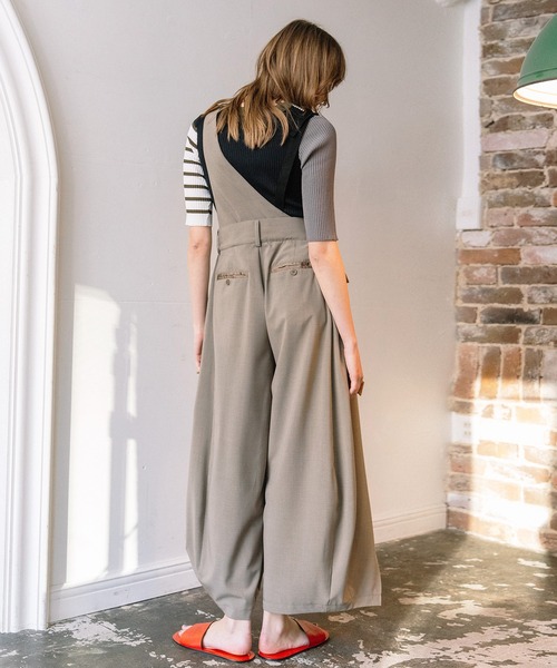 AULA AILA（アウラアイラ）の「タックアシンメトリーサロペット（サロペット/オーバーオール・レディース・グレイッシュベージュ/ブラック/グレー・1/0）」の16枚目の写真