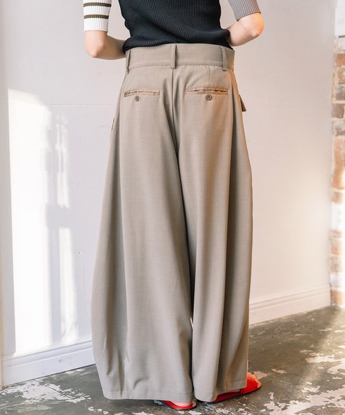 AULA AILA（アウラアイラ）の「タックアシンメトリーサロペット（サロペット/オーバーオール・レディース・グレイッシュベージュ/ブラック/グレー・1/0）」の21枚目の写真