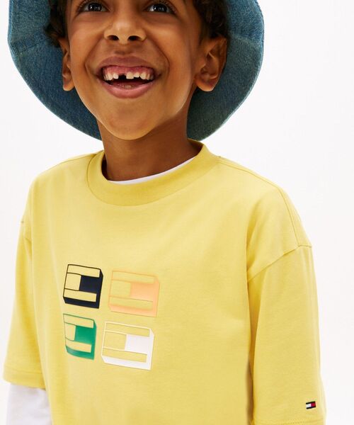 TOMMY HILFIGER（トミーヒルフィガー）の「BOYS 3DグラフィックTシャツ（Tシャツ/カットソー・キッズ・グリーン/イエロー/マルチ・140cm/130cm/150cm/160cm）」の14枚目の写真