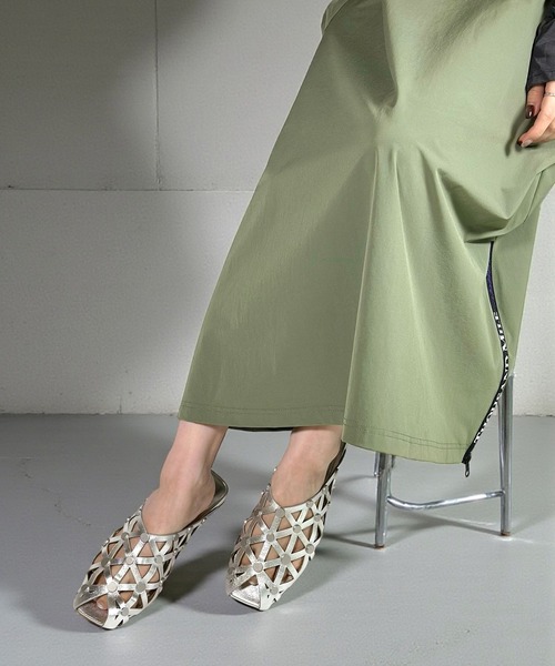 ASH(アッシュ)の「アッシュ【BONE】スタッズフラットミュール メッシュ サンダル 2cmヒール(パンプス・レディース・シルバー/ブラック・38/37/36/35)」の19枚目の写真