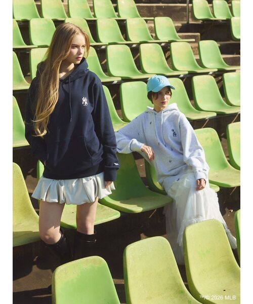 dazzlin（ダズリン）の「【MLB × New Era × dazzlin】ミニロゴアートフーディ（パーカー・レディース・グレー/アイボリー/ネイビー・LARGE）」の5枚目の写真