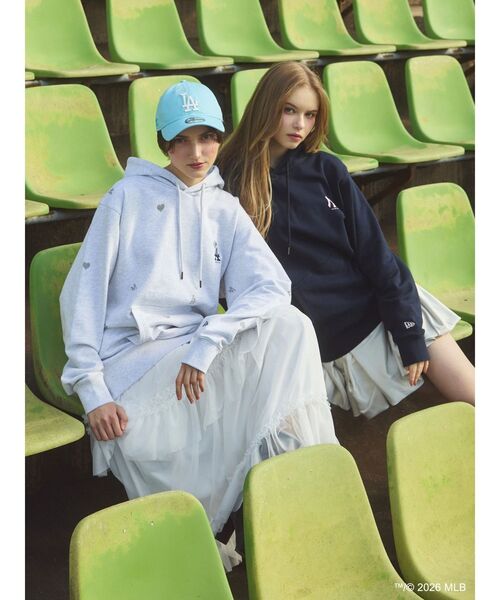 dazzlin（ダズリン）の「【MLB × New Era × dazzlin】ミニロゴアートフーディ（パーカー・レディース・グレー/アイボリー/ネイビー・LARGE）」の6枚目の写真