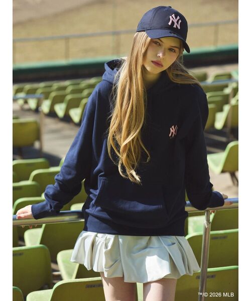 dazzlin（ダズリン）の「【MLB × New Era × dazzlin】ミニロゴアートフーディ（パーカー・レディース・グレー/アイボリー/ネイビー・LARGE）」の7枚目の写真