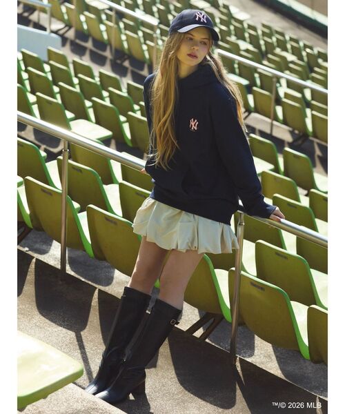 dazzlin（ダズリン）の「【MLB × New Era × dazzlin】ミニロゴアートフーディ（パーカー・レディース・グレー/アイボリー/ネイビー・LARGE）」の8枚目の写真