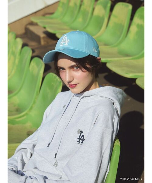 dazzlin（ダズリン）の「【MLB × New Era × dazzlin】ミニロゴアートフーディ（パーカー・レディース・グレー/アイボリー/ネイビー・LARGE）」の9枚目の写真