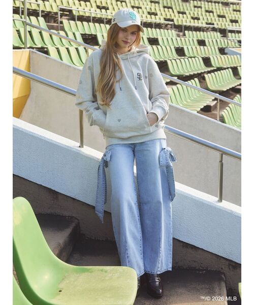 dazzlin（ダズリン）の「【MLB × New Era × dazzlin】ミニロゴアートフーディ（パーカー・レディース・グレー/アイボリー/ネイビー・LARGE）」の12枚目の写真