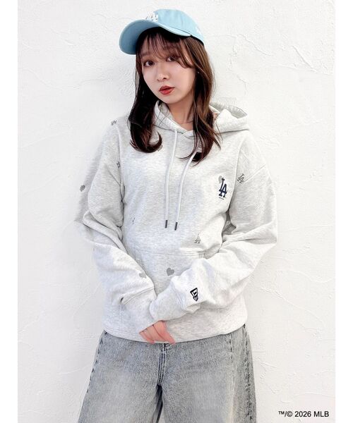 dazzlin（ダズリン）の「【MLB × New Era × dazzlin】ミニロゴアートフーディ（パーカー・レディース・グレー/アイボリー/ネイビー・LARGE）」の21枚目の写真