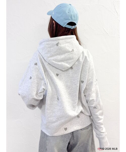 dazzlin（ダズリン）の「【MLB × New Era × dazzlin】ミニロゴアートフーディ（パーカー・レディース・グレー/アイボリー/ネイビー・LARGE）」の22枚目の写真