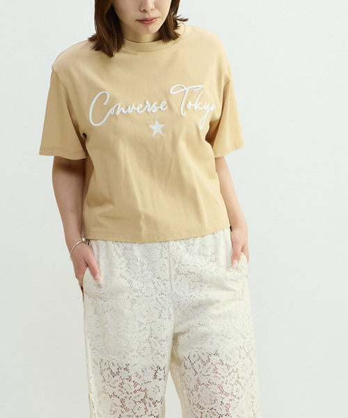 CONVERSE TOKYO(コンバーストウキョウ)の「LOGO EMBROIDERED TEE(Tシャツ/カットソー・レディース・ベージュ/ホワイト・FREE)」の2枚目の写真