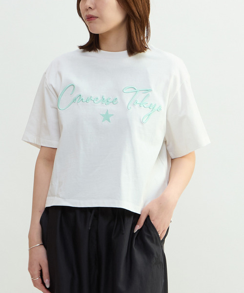 CONVERSE TOKYO(コンバーストウキョウ)の「LOGO EMBROIDERED TEE(Tシャツ/カットソー・レディース・ベージュ/ホワイト・FREE)」の1枚目の写真