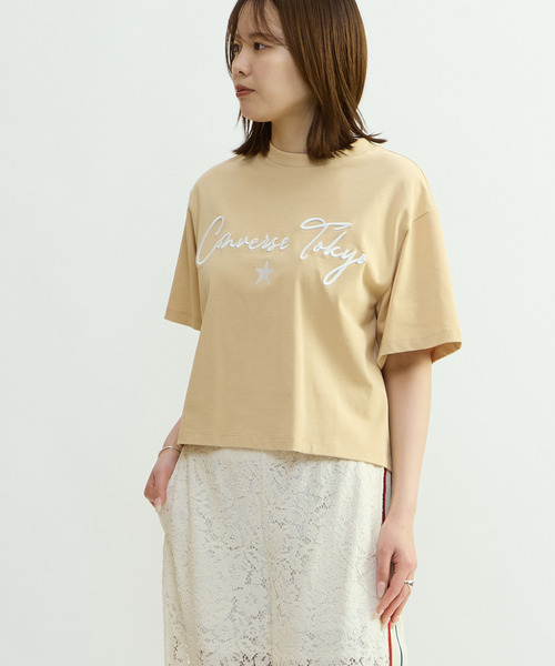 CONVERSE TOKYO(コンバーストウキョウ)の「LOGO EMBROIDERED TEE(Tシャツ/カットソー・レディース・ベージュ/ホワイト・FREE)」の7枚目の写真