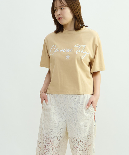CONVERSE TOKYO(コンバーストウキョウ)の「LOGO EMBROIDERED TEE(Tシャツ/カットソー・レディース・ベージュ/ホワイト・FREE)」の10枚目の写真