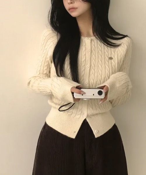 Emilie(エミリー)の「ケーブル編み ショート丈 コンパクトニットカーディガン(Tシャツ/カットソー・レディース・ブラウン/グレー/ピンク/レッド/アイボリー/ブラック/ライトブルー・FREE)」の2枚目の写真