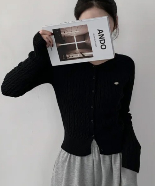 Emilie(エミリー)の「ケーブル編み ショート丈 コンパクトニットカーディガン(Tシャツ/カットソー・レディース・ブラウン/グレー/ピンク/レッド/アイボリー/ブラック/ライトブルー・FREE)」の3枚目の写真