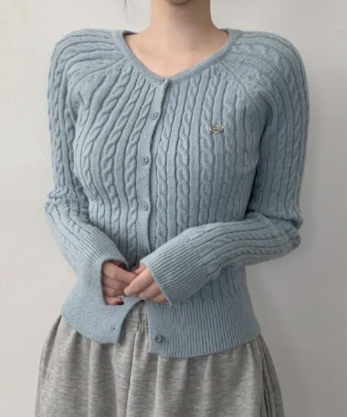 Emilie(エミリー)の「ケーブル編み ショート丈 コンパクトニットカーディガン(Tシャツ/カットソー・レディース・ブラウン/グレー/ピンク/レッド/アイボリー/ブラック/ライトブルー・FREE)」の22枚目の写真