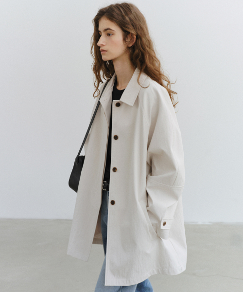 URAGO(ユラーゴ)の「Hidden button half trench coat(トレンチコート・レディース・ブラウン/ライトベージュ・FREE)」の4枚目の写真